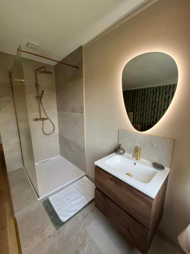 Vannituba majutusasutuses Chambre d'hôtes Lucia avec vue sur jardin arboré