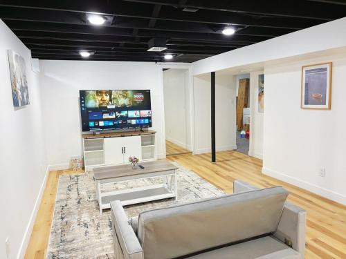 Μια τηλεόραση ή/και κέντρο ψυχαγωγίας στο Luxury Cute Home With 5B2B with big TV