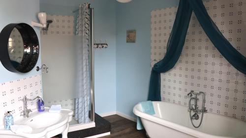 里斯克勒La Cour Des Saligues的带浴缸和水槽的浴室