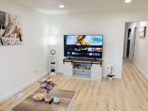 Μια τηλεόραση ή/και κέντρο ψυχαγωγίας στο Luxury Cute Home With 5B2B with big TV