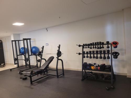 una palestra con due file di cyclette e pesi di Park Veredas Flat 310 Premium a Rio Quente