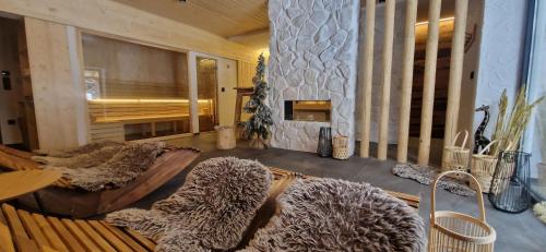 una sala de estar con un sofá y una chimenea en Chata Kúria Tále, Chopok JUH, en Brezno