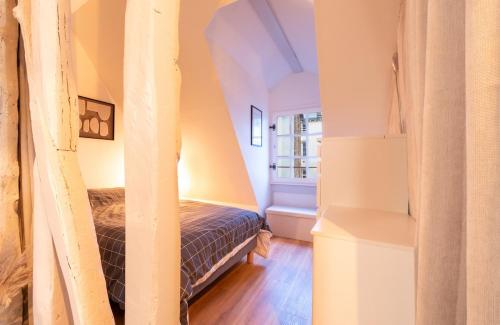 En eller flere senge i et værelse på Historic Rennes Cozy apartment