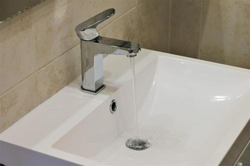 Ένα μπάνιο στο Ty Glas Mews by Property Promise, Cardiff