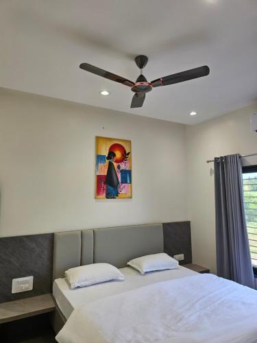 una camera con letto e ventilatore a soffitto di Hotel Abhishek Pride - Shani Shinganapur a Godhegaon