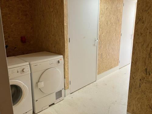 KlundertDe Keet op een boerencamping的洗衣房配有洗衣机和门