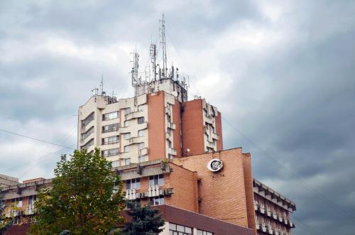 a tall building with antennas on top of it at Hotel Gorj in Târgu Jiu