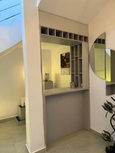 una mensola in una stanza con specchio di Quantum Havens Apartment - PARIS ad Akure
