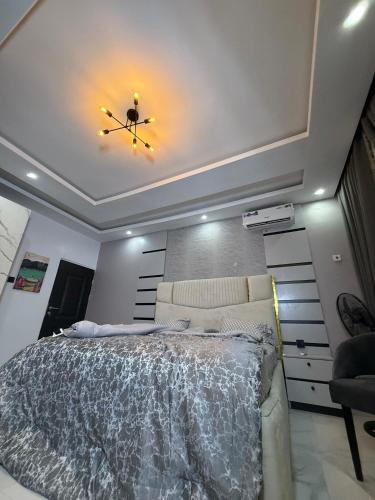 アクールにあるQuantum Havens Apartment - PARISのベッドルーム1室(大型ベッド1台、天井付)