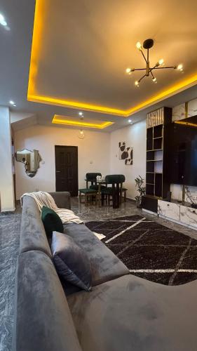 アクールにあるQuantum Havens Apartment - PARISのソファとテーブルのあるリビングルーム