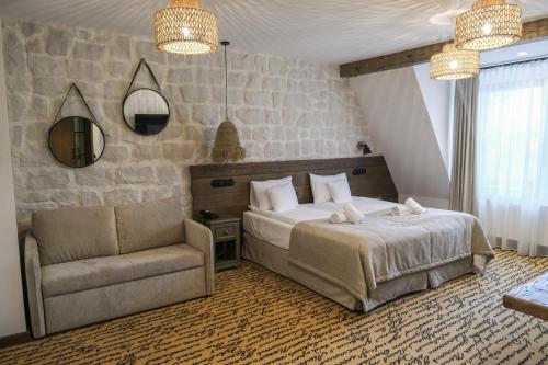 Postel nebo postele na pokoji v ubytování Dwór Bogucin Hotel&Restauracja