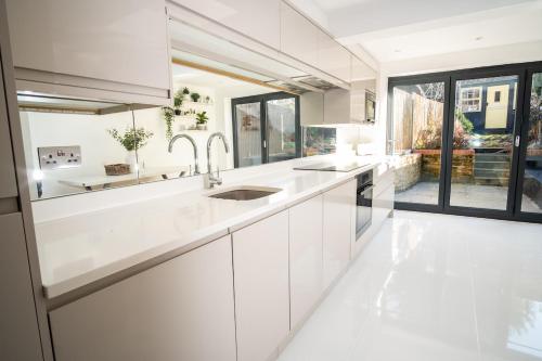 Køkken eller tekøkken på Modern cottage! 5 mins from central line!