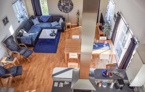 RörumNice Home In Simrishamn With Wifi的享有空中景致,设有带蓝色沙发的客厅