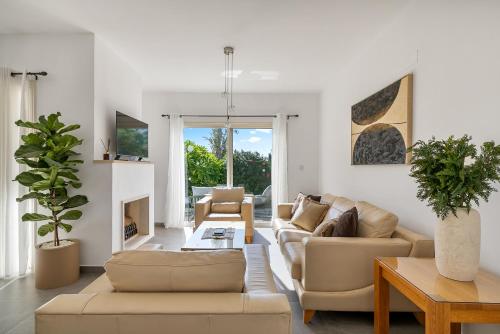 Χώρος καθιστικού στο Kastalia Springs 3bd VIilla in Peiya by VICHY Holidays
