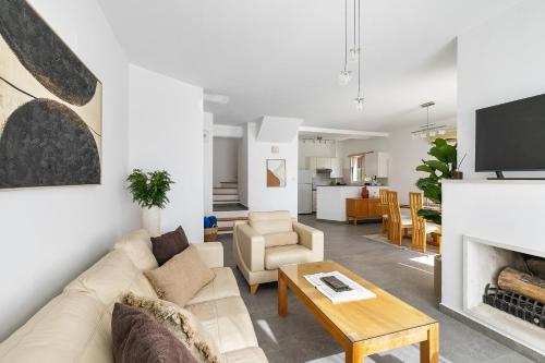 Μια τηλεόραση ή/και κέντρο ψυχαγωγίας στο Kastalia Springs 3bd VIilla in Peiya by VICHY Holidays