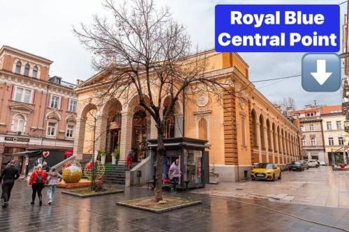 una señal de calle azul frente a un edificio en Royal Blue Central Point, en Sarajevo
