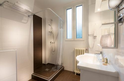 Ванна кімната в Hôtel Donjon Vincennes