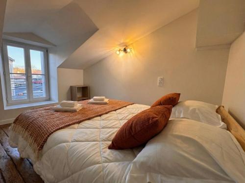 Postel nebo postele na pokoji v ubytování Logis du Mousquetaire -15min du Parc - by R&G