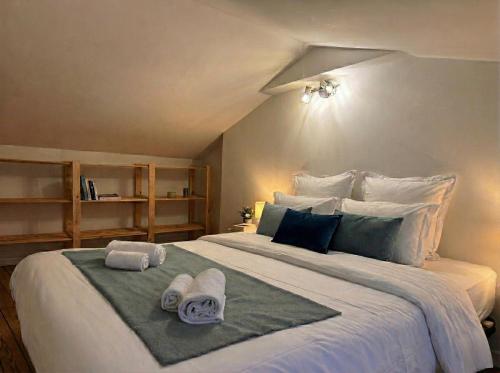 Postel nebo postele na pokoji v ubytování Logis du Mousquetaire -15min du Parc - by R&G