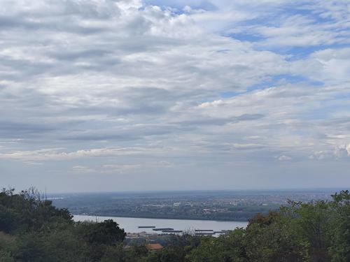 Una vista de un cuerpo de agua bajo un cielo nublado. en Sunny Villa, en Belgrado