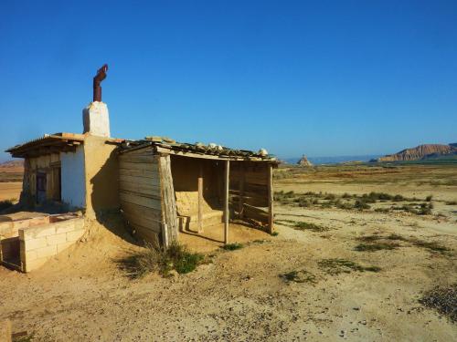an old building in the middle of the desert at El Bordon in Arguedas
