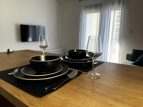 Μια τηλεόραση ή/και κέντρο ψυχαγωγίας στο Azure Horizons - Seaside Retreat with Sea View