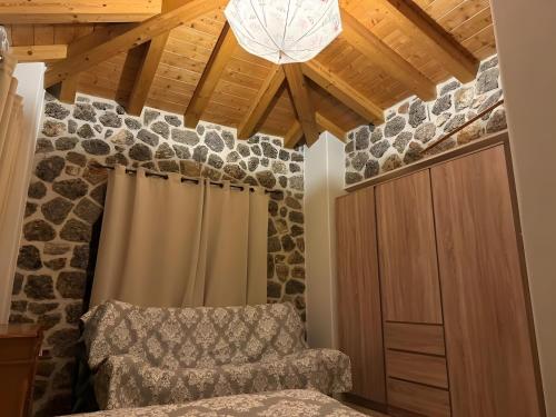 Postel nebo postele na pokoji v ubytování Despoinas Stone House in Kranidi