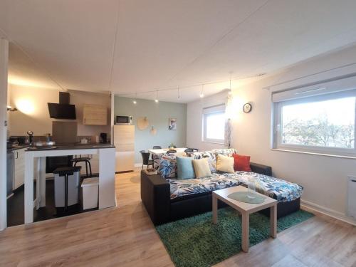 un soggiorno con un divano e un tavolo di Le Pivoine #Confort a Issoire