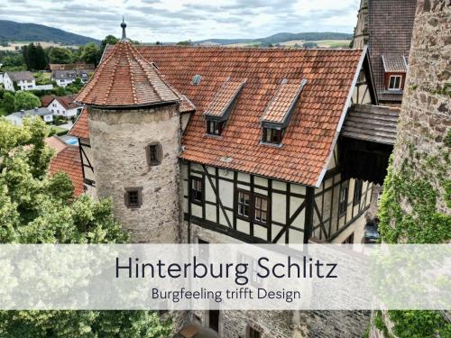 施利茨HINTERBURG SCHLITZ - Großes Burgen-Apartment mit 4 Schlafzimmern & 2 Bädern - ideal für Familien und Gruppen, inklusive kostenloser Parkplätze, Aufzug und Garten的一张老建筑及其塔楼的图片