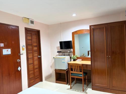 uma sala com uma escrivaninha com um computador e um espelho em Mookanda Residence em Praia de Ao Nang