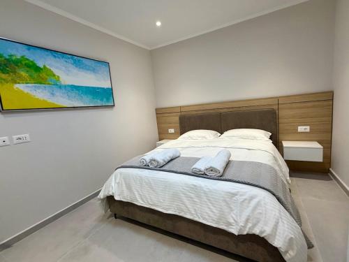 Giường trong phòng chung tại Central Boulevard Suites-Lushnje