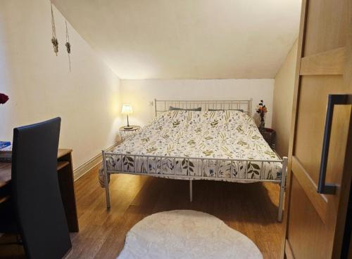 Postel nebo postele na pokoji v ubytování La Plasse, appartement familial au centre de Roanne