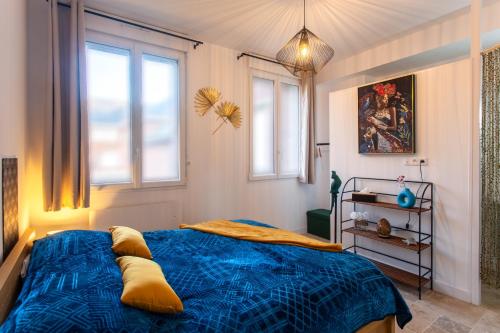 Voodi või voodid majutusasutuse Appart Ciné Spa Amiens Cathédrale Parking Beffroi toas