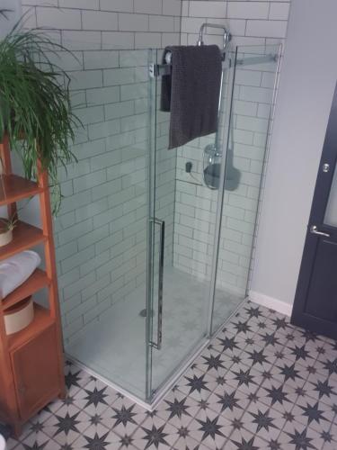 uma casa de banho com uma cabina de duche em vidro em The Cube at No. 21. Modern & Stylish getaway. em Ilfracombe