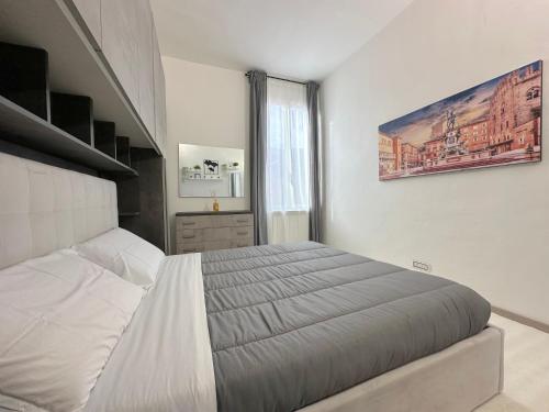 una camera da letto con un letto grande in una stanza di Mondo House a Bologna