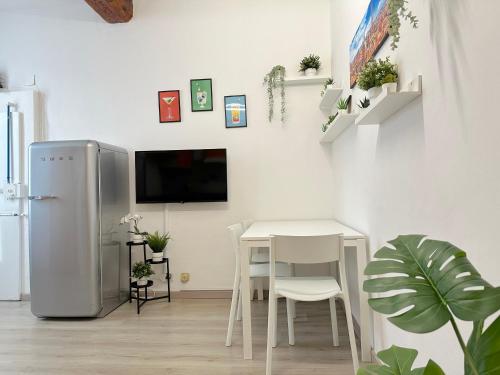 Camera bianca con tavolo e frigorifero. di Mondo House a Bologna