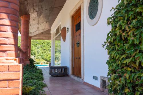 an entrance to a house with a wooden door at Casa d'Aldeia in Rio Maior