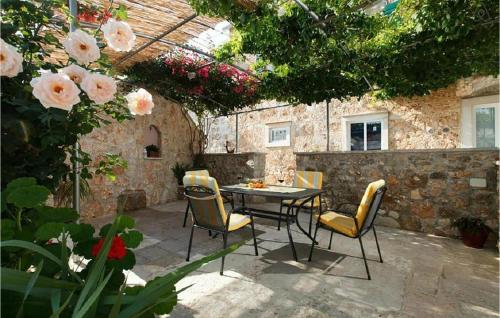 1 Bedroom Cozy Apartment In Bol