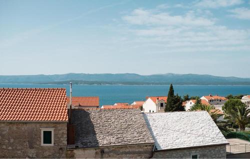 Beautiful Apartment In Bol With Wifi في بول: اطلاله على مدينه فيها بيوت وماء