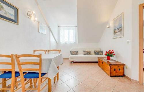 Beautiful Apartment In Bol With Wifi في بول: غرفة معيشة مع طاولة وكراسي وأريكة