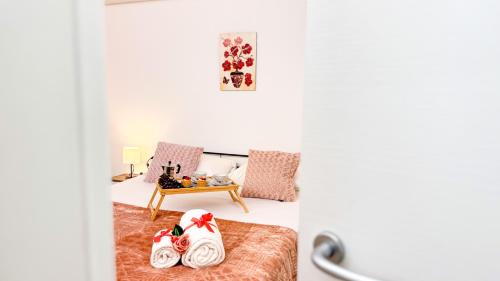 Ένα ή περισσότερα κρεβάτια σε δωμάτιο στο Sweet Apartment by Ca-Sa Check