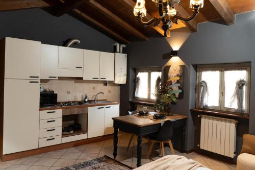 O bucătărie sau chicinetă la Trevihouse 10 min da aeroporto Orio al Serio BGY