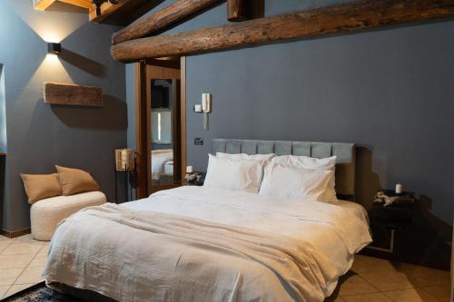 Un pat sau paturi într-o cameră la Trevihouse 10 min da aeroporto Orio al Serio BGY