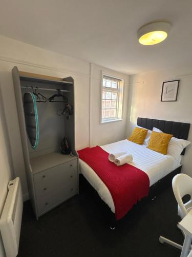 Postel nebo postele na pokoji v ubytování St James's Terrace Studio Rooms