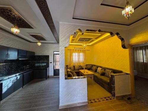 salon z kanapą i stołem w obiekcie Marrakech to desert camp w mieście Merzouga