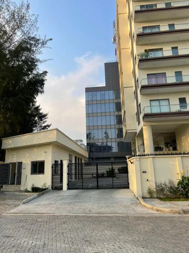 un parcheggio di fronte a un edificio di Chizzly Apartment a Bamgbose