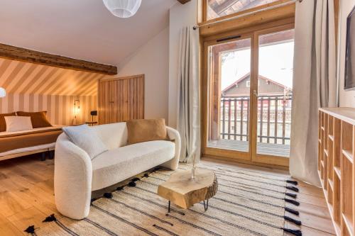 un salon avec un canapé et un lit dans l'établissement AO HOUSE - Chalet PAN BENA, aux Houches