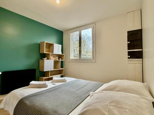 Un pat sau paturi într-o cameră la T4 moderne parking Théodore Bac - DABNB