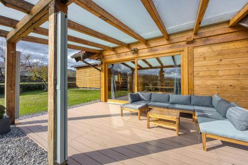 Tanča GoraWood House Bela Krajina - Happy Rentals的带顶棚的露台，配有沙发和椅子