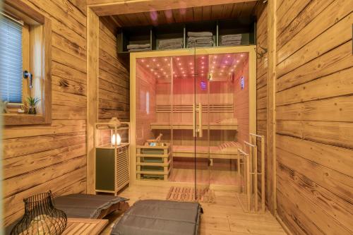 Tanča GoraWood House Bela Krajina - Happy Rentals的木室里带玻璃门的桑拿浴室